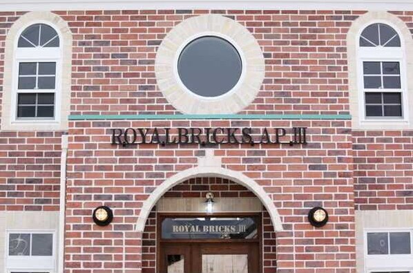 ROYAL BRICKS APARTMENT 3Ave.の物件外観写真